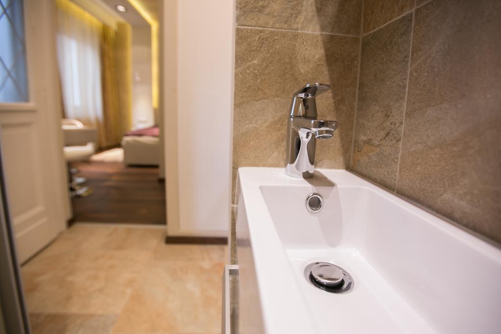 Chain Bridge Studio Apartment Budapest Bagian luar foto